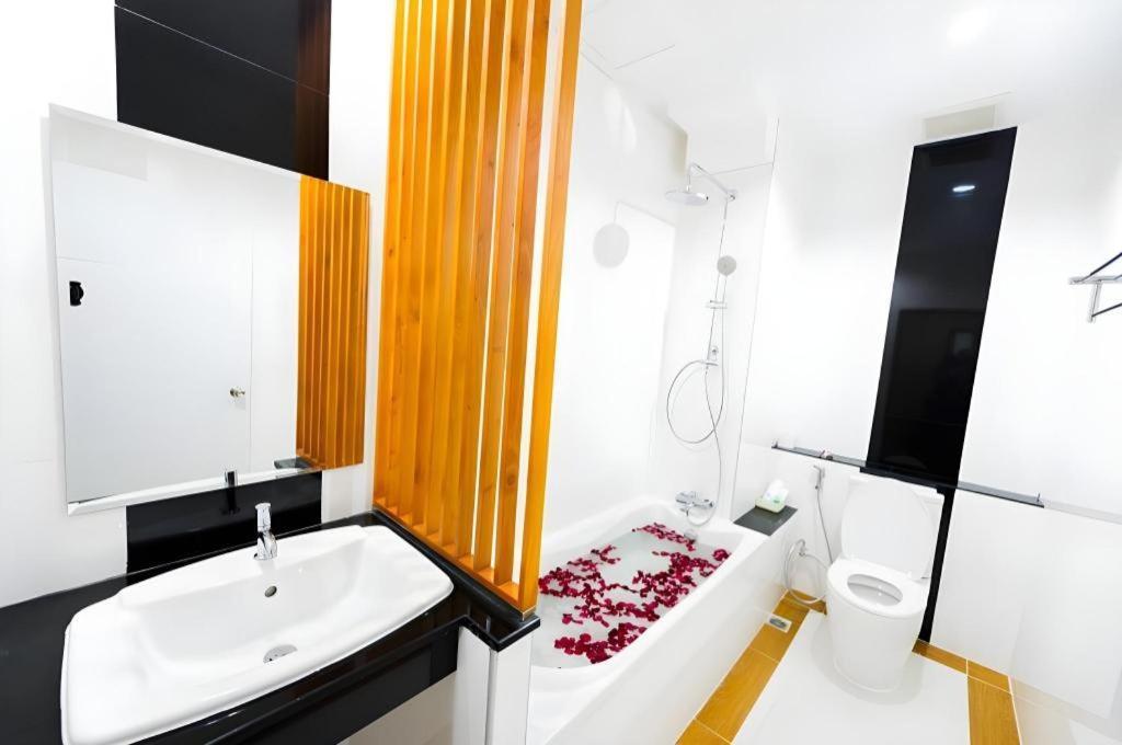 Gt Residence Hotel Бурирам Екстериор снимка