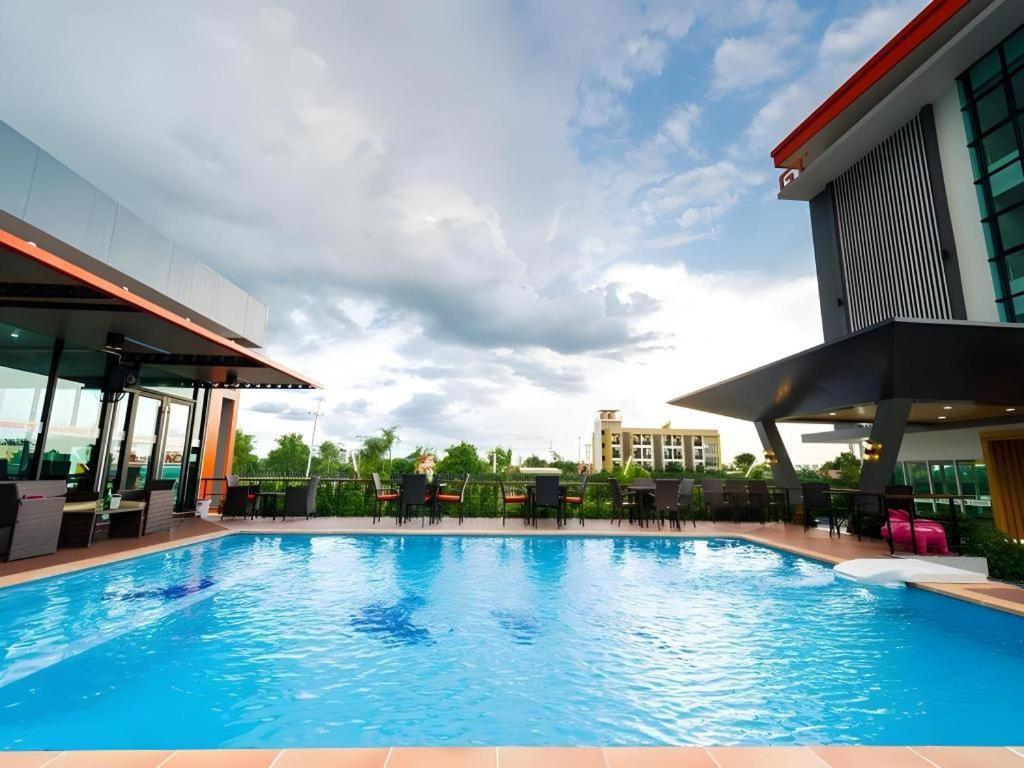 Gt Residence Hotel Бурирам Екстериор снимка
