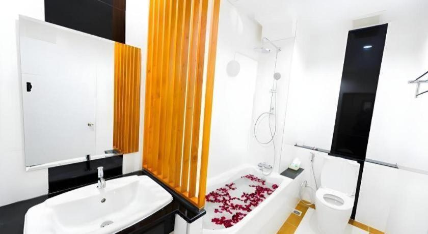 Gt Residence Hotel Бурирам Екстериор снимка