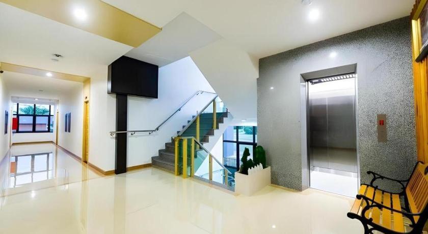 Gt Residence Hotel Бурирам Екстериор снимка
