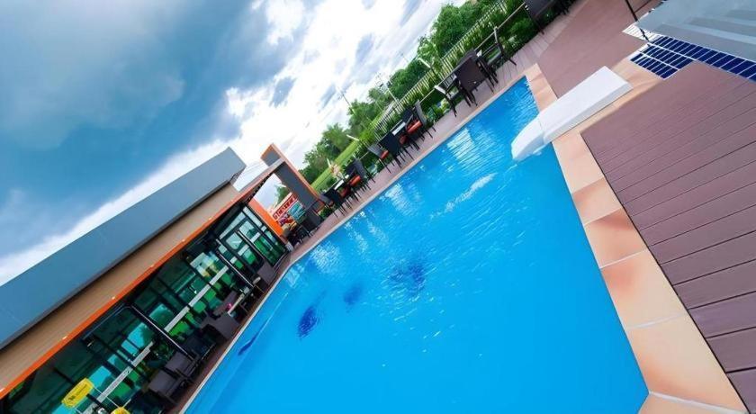 Gt Residence Hotel Бурирам Екстериор снимка